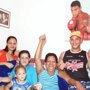 Acelino Popó Freitas ao lado da família após vitória simbólica no ringue