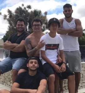 Acelino Popó Freitas reunido com os filhos em momento de união e afeto