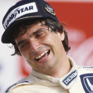Nelson Piquet sorrindo de forma irônica no pódio durante a Fórmula 1