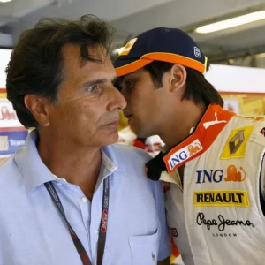 Nelson Piquet ouvindo confidência do filho Nelson Jr. nos bastidores da Fórmula 1