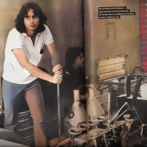 Nelson Piquet, o jovem rebelde, atuando como mecânico em ambiente de oficina